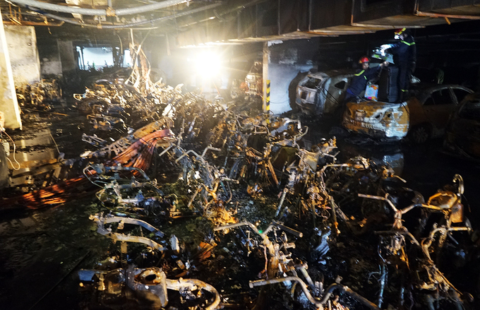 Hàng trăm xe cháy rụi trong hầm chung cư 13 người chết ở Sài Gòn